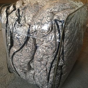 4pc King size light brown leave printed… never used or opened!!! Brand new!!